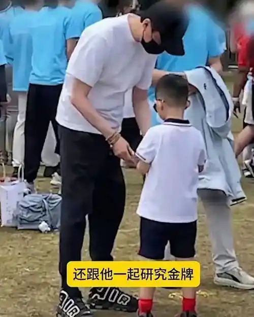 句句不离赵丽颖,曝儿子近照,还好不像冯绍峰