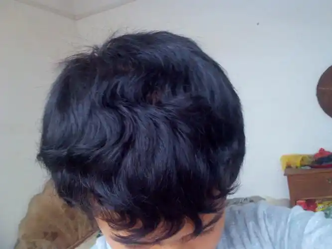 我的头发自然卷得很难看,求办法或剪个什么样的发型 本人男 别说废话