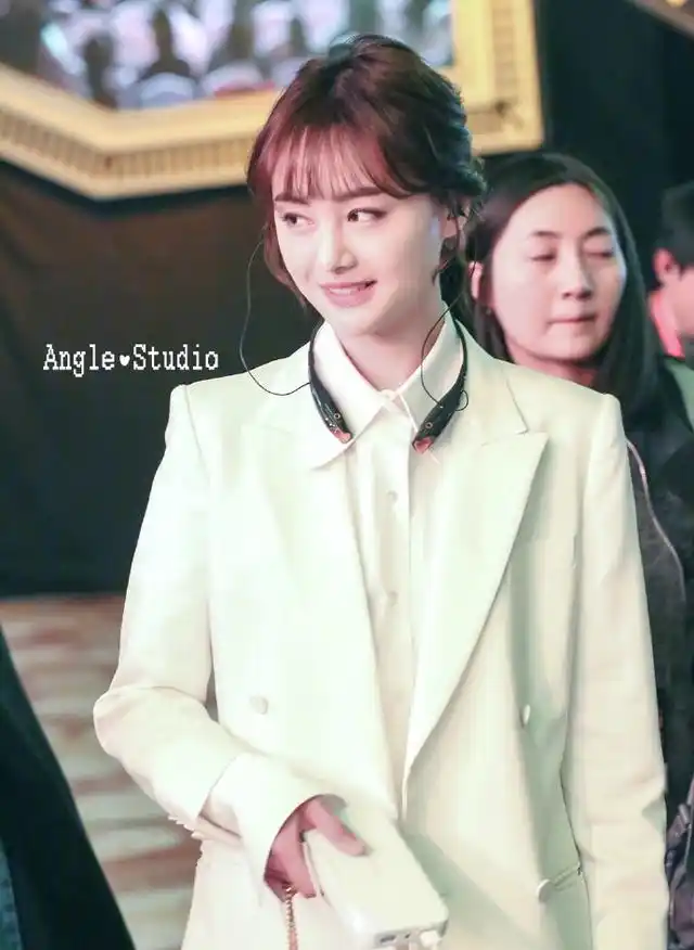 粉丝发了一组郑爽妹子穿西装的照片,美得心醉瘦得心疼