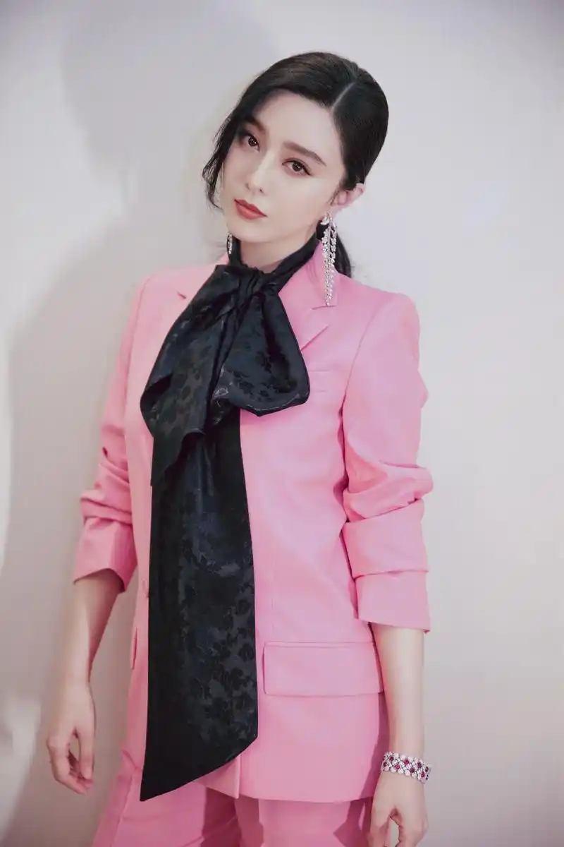 今晚演员范冰冰身穿紀梵希2020早春度假系列西服套装现身济南,出席"