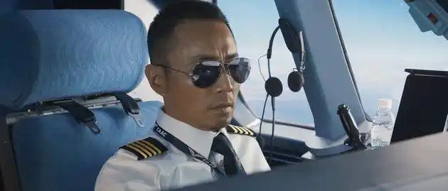 中国机长欧豪和原型人物长得好像原来这么年轻就可以开飞机