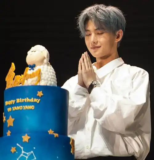 杨洋生日会温馨又感人狐友点亮大屏为男神庆生