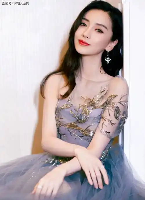 杨颖15岁在日本的照片被翻出,满身风尘味,网友惊呼:难怪能驾驭疯马秀