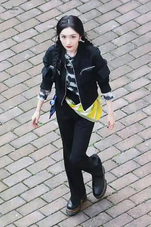 杨幂《密室大逃脱》麻花辫造型曝光,少女感十足,腰间丝巾成亮点_一身