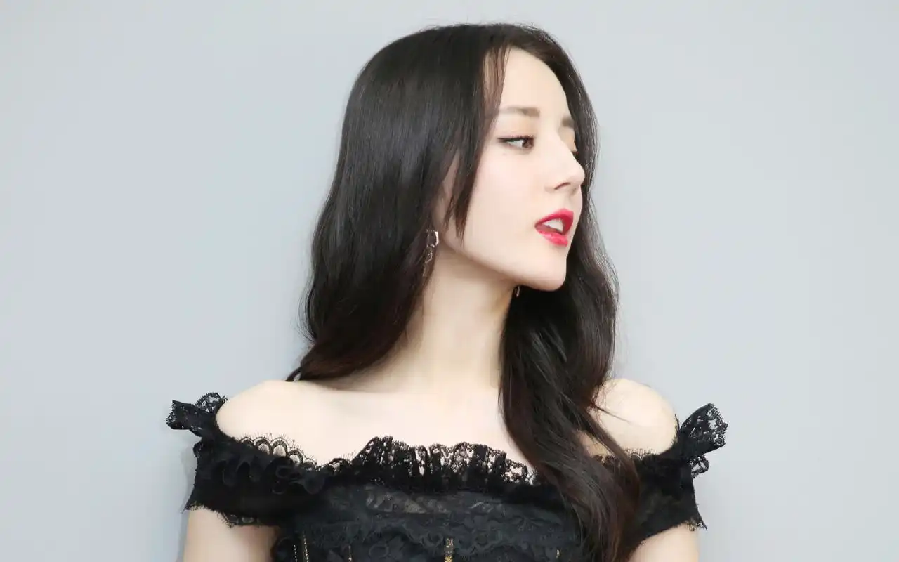 迪丽热巴露肩黑色礼服性感写真图片壁纸