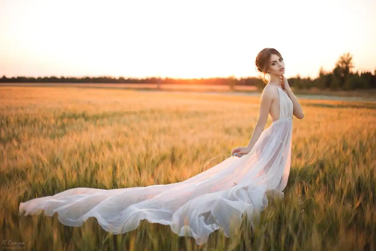 优雅的外国美女礼服写真明星图片