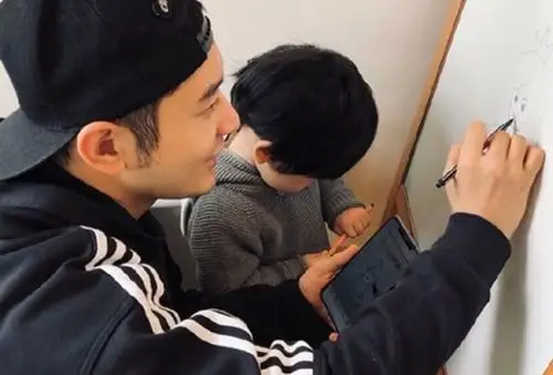 baby儿子小海绵大名遭公开黄晓明起的很有深意字字珠玑