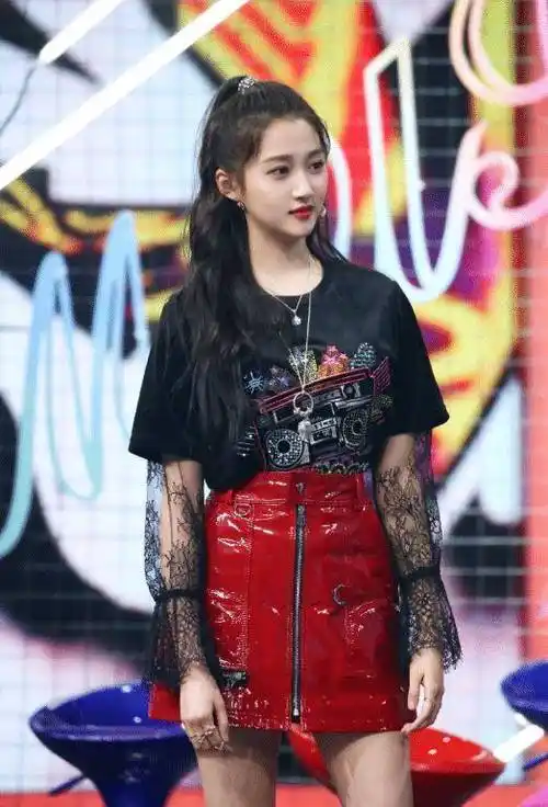 关晓彤最新车模照穿迷你西装秀丝袜腿领口设计惹关注