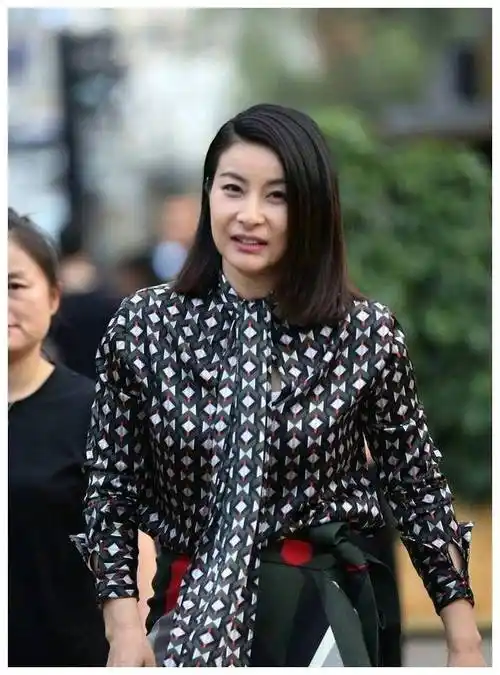 原创郭晶晶天生富态相衬衣配裹裙丰腴有料比干瘦阔太看着舒服大气