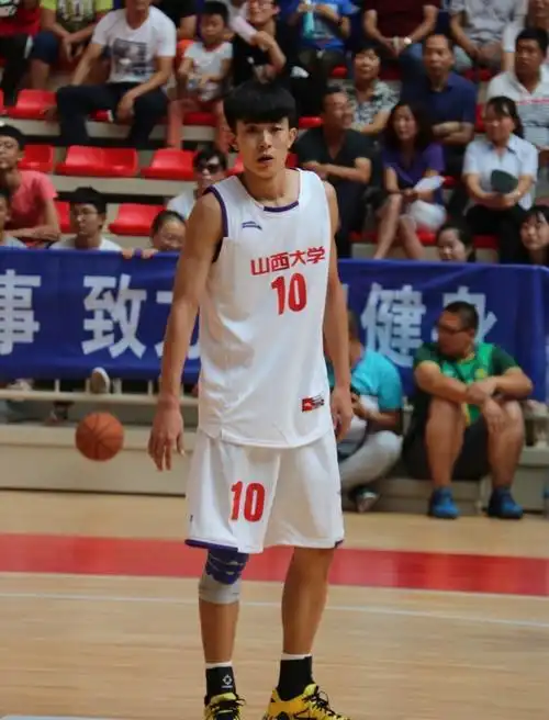 草根球员(非职业球员)的角色,而在篮球乃至全球其他顶级体育类游戏中