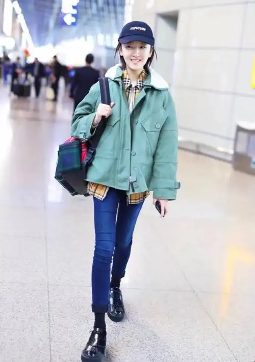 周冬雨现身机场 毛羊皮外套配夹克 紧身牛仔裤秀细长美腿