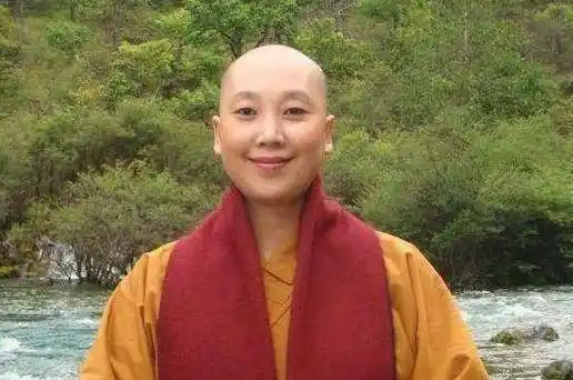 模特出身的包海青,身材高挑,气质出众,在t型台上,可谓是魅力四射.