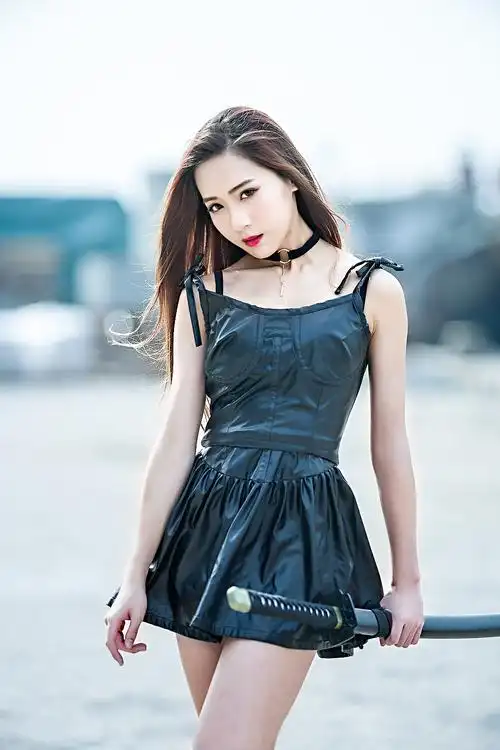 是否请这位美女除去长剑会更漂亮!