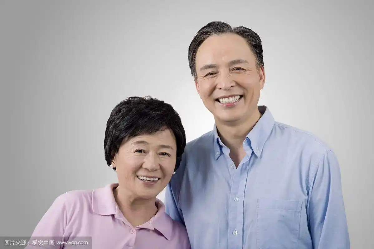 一对恩爱的老年夫妇合影