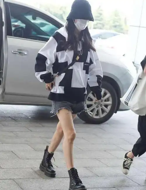 赵丽颖复工忙不停穿黑白连帽卫衣搭配热裤走机场飒爽又个性