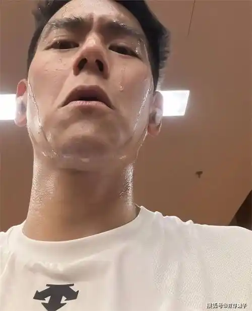 彭于晏「死亡视角」零偶像包袱自拍:满脸皱纹 肥肉,型男变大叔_照片