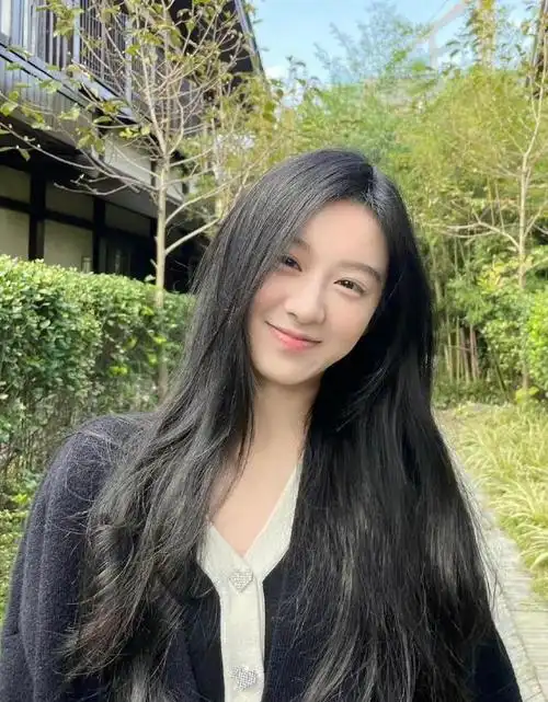 00后小花来抢饭碗了各有特色青春洋溢后浪将被拍到沙滩上