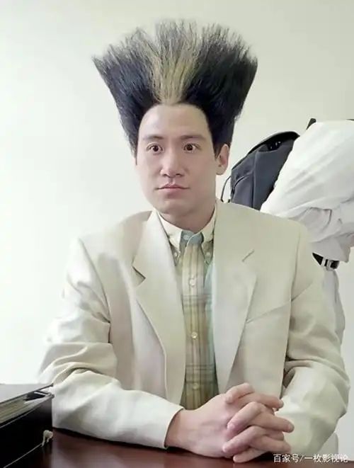 张学友顶着个大扫把头,配音用的是星爷的御用配音,毫无违和感,演技是