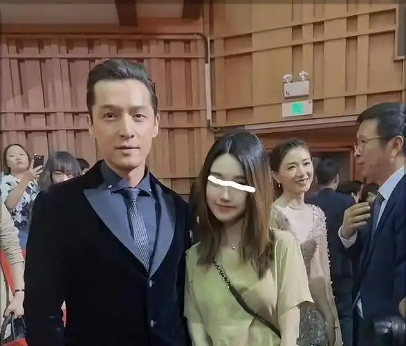 胡歌妻子正面照曝光,被曝和胡歌相差17岁,长相学识不输圈内人_官宣当