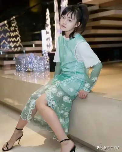 穿对下装腿长2倍!文淇用牛仔裤和靴子凹造型,显高时髦又漂亮