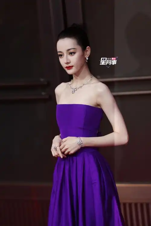 迪丽热巴红毯赶蚊子##迪丽热巴蝴蝶骨好明显