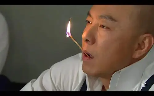 张卫健坐在地上叼着点燃的火柴说话的样子,让我想起了《方谬神探》里