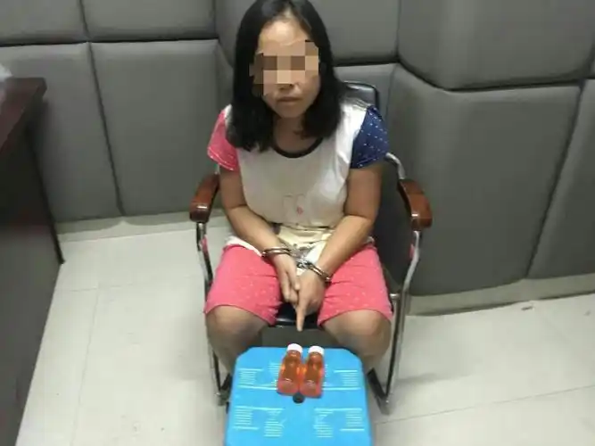 图为贩毒嫌疑人李某指认毒品疑似物美沙酮