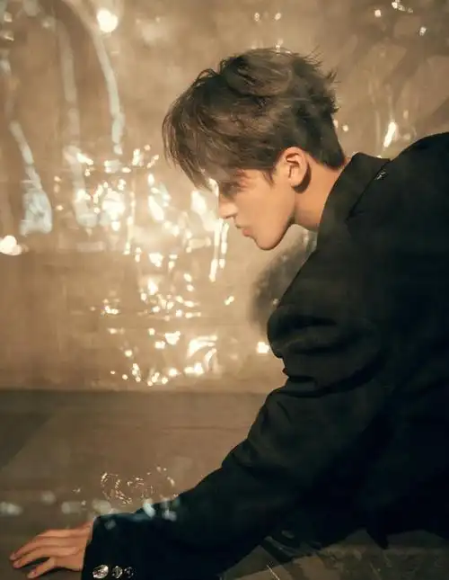 何洛洛身穿深v西装,搭配马丁靴霸气侧漏,简直是漫画中的美少年