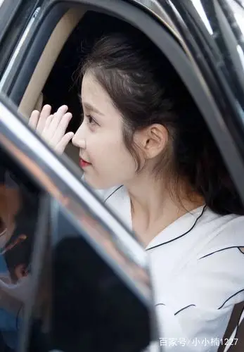 李知恩-随意的一张侧颜就能秒杀一切女孩.