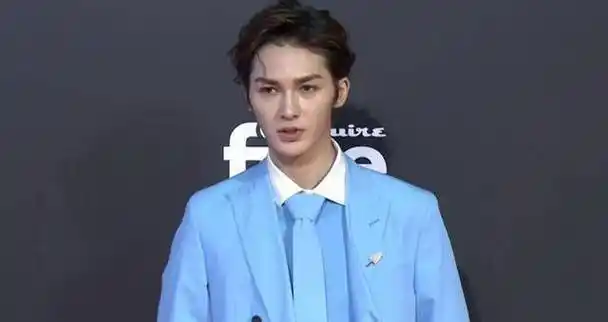 朱正廷一身天蓝色西装帅气亮相,红毯水平一如既往的稳定,不愧是衣架子