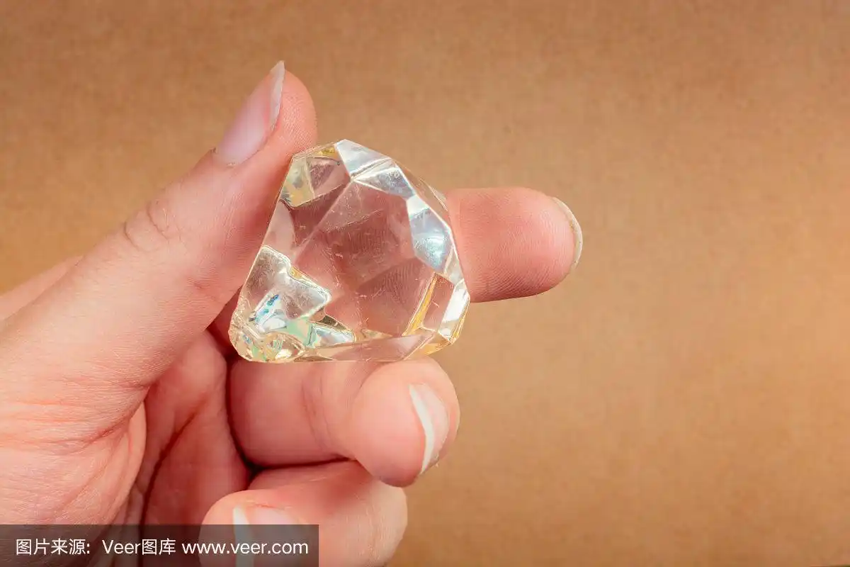 假钻石石头在手