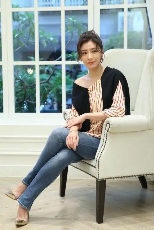 贾静雯40多岁还那么漂亮身高也不出众还这么瘦