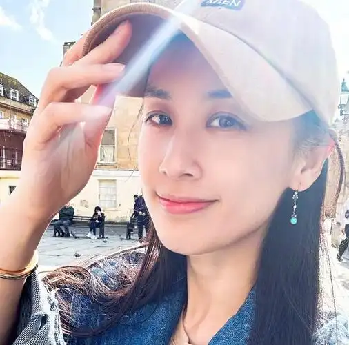 黄圣依晒与两儿子合照:11岁安迪长高许多,身高接近妈妈个头