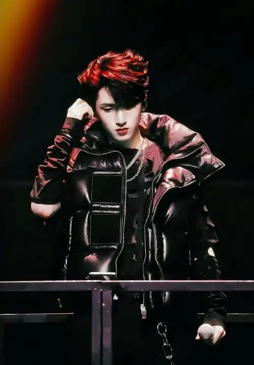 "他拽酷的皮囊下,是数不尽的温.