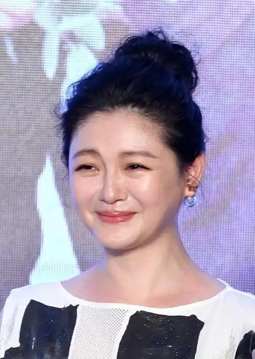 大s清纯无暇的脸已面如银盘吓人侧面证明脸上动过刀的可能性小