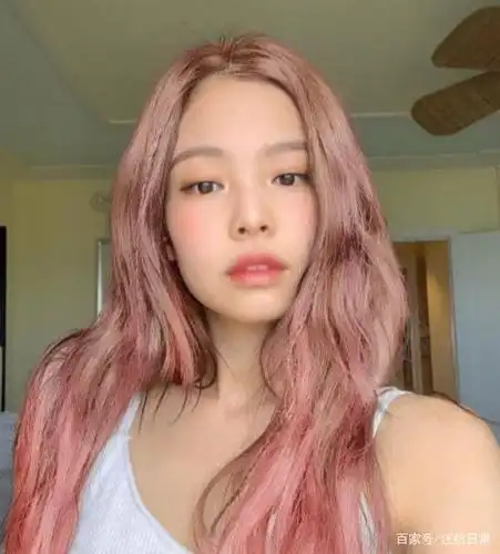 jennie终于换了新发色,女神粉色头发好看吗