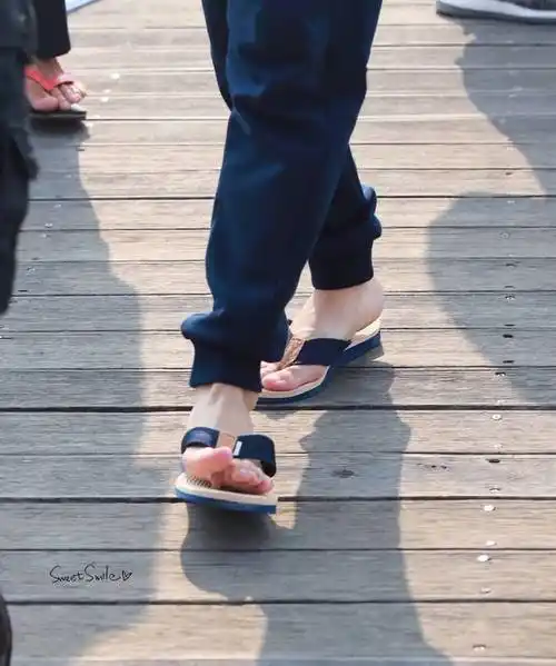 易烊千玺的小脚脚图片合集可爱的人连脚都是可爱的