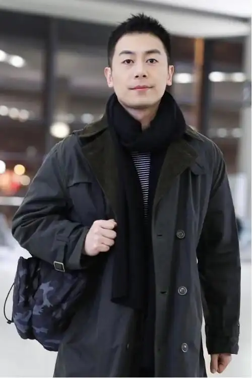 朱亚文现身机场,穿翻领大衣有男人味,留毛寸发型颜值也好看