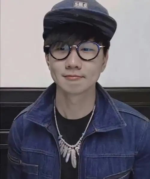 有一说一林俊杰戴眼镜真的很好看,配合穿搭显得可爱元气又斯文,宝宝多