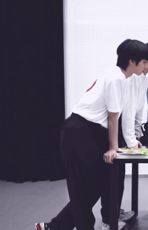 时代少年团是由马嘉祺,丁程鑫,宋亚轩,刘耀文,张真源,严浩翔,贺峻霖七