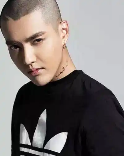 入伍前都需要调整发型,故而我们看到的大部分都是入伍前的寸头造型