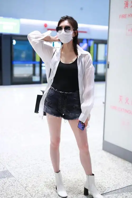 江疏影穿吊带热裤秀玉腿 撩发女人味爆表白到发光