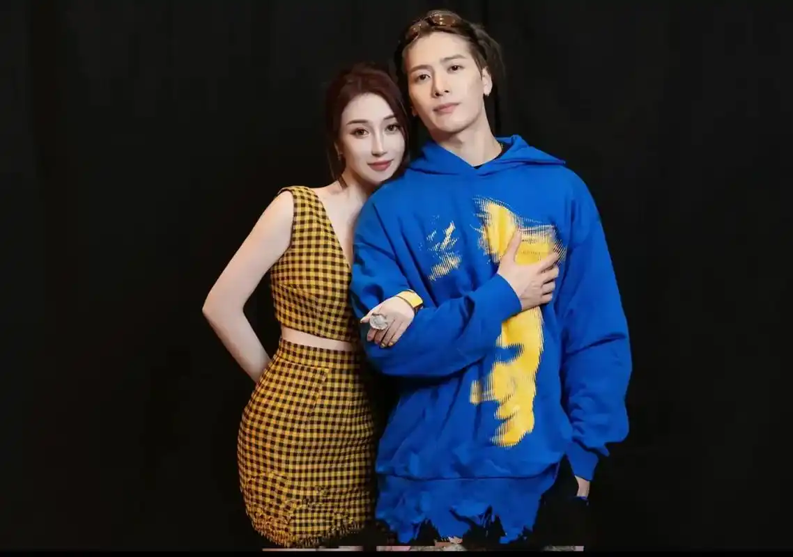 最近,中国娱乐圈的知名男艺人王嘉尔与他的女朋友手牵手一起出现的