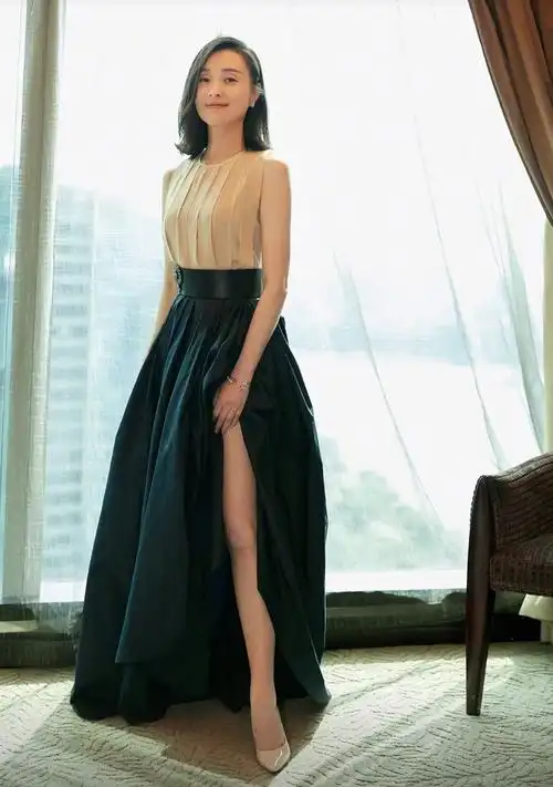 吴越认真打扮好惊艳穿镶钻丝绒裙优雅贵气刻在骨子里的美