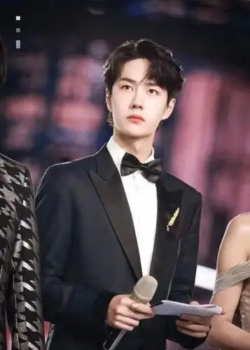 娱乐盛典星光黯淡:李现得奖放视频,王一博,肖战被迅速略过