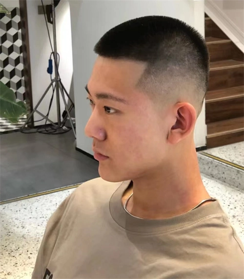 两侧铲青寸头,使得整个短发轮廓更加帅气清爽,夏季这样剪超清凉的.