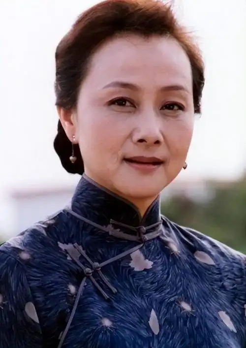 回顾老戏骨黄梅莹:27岁出道,40岁演《渴望》爆红,仍热爱演戏