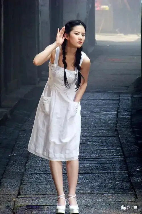 刘亦菲衣品真好,长腿更惹人注目,比00后小花还要美!