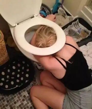 少女醉酒后大吐醉酒照被妈妈做成生日蛋糕