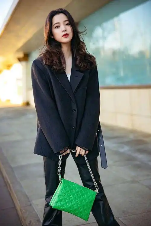 欧阳娜娜为撑气场也是拼了,穿超大号黑西服不够,还要画很浓的妆